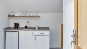 Departamento urbano | Cocina privada | Refrigerador, microondas, horno y cafetera y tetera