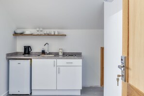Apartamento City | Cocina privada | Frigorífico, microondas, horno y cafetera o tetera
