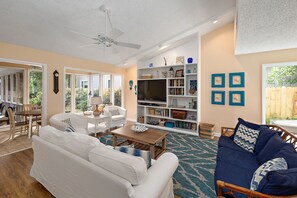 TV, fireplace, DVD player - Pet Friendly and with a private pool! (Saint Simons Island)