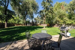 Outdoor dining - Peaceful Paradise w/ Flatiron view, gas fireplace, 30 D min, perfect for RELO
 (Boulder)