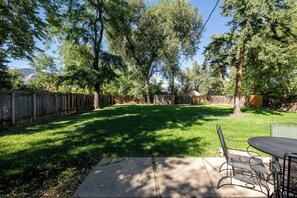 Outdoor dining - Peaceful Paradise w/ Flatiron view, gas fireplace, 30 D min, perfect for RELO
 (Boulder)