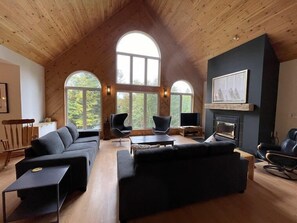 Televisión, chimenea, libros y oficina 