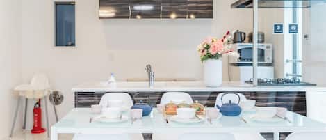 冷蔵庫、電子レンジ、コンロ、食器洗い機