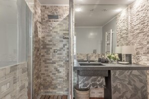 Doccia, asciugacapelli, bidet, asciugamani