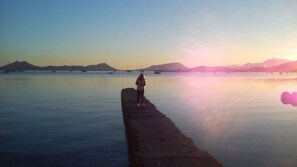 Nær stranden, solsenger og strandhåndklær