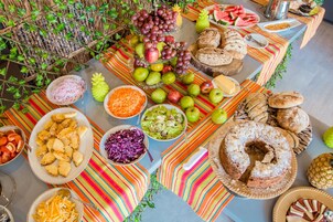Desayuno con opciones de la cocina local incluido todos los días 