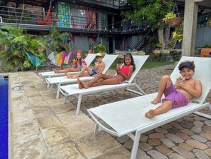 Piscine extérieure, chaises longues