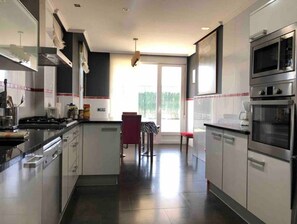 Een koelkast, een microgolfoven, een oven, een vaatwasser