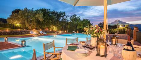 تناول الطعام بالخارج