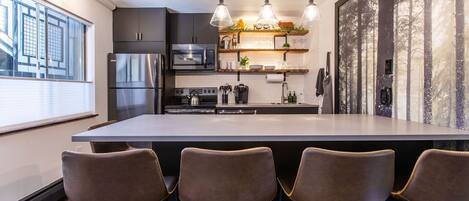 Réfrigérateur, micro-ondes, four, plaque de cuisson