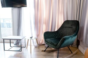 Dobbeltrom – deluxe | Minibar, skrivebord, skrivebord for bærbar PC og blendingsgardiner