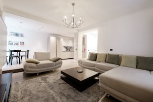 Apartamento superior | Zona de estar | Una televisión de pantalla plana