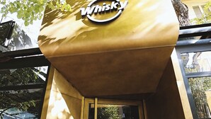 A building entrance with a 'Whisky' sign above the door. - Boutique Hotel Whisky (Tirana)