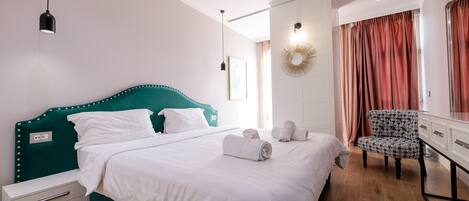 Minibar, escritorio y espacio para trabajar con laptop