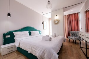 Deluxe-herbergi með tvíbreiðu rúmi | Míníbar, skrifborð, vinnuaðstaða fyrir fartölvur, myrkratjöld/-gardínur