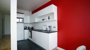 Cafetera y tetera, refrigerador, microondas y horno 