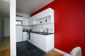 Réfrigérateur, micro-ondes, four, plaque de cuisson