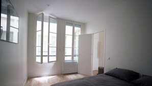 1 habitación, tabla de planchar con plancha, wifi gratis y ropa de cama 