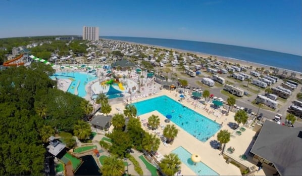 Piscine intérieure, piscine extérieure