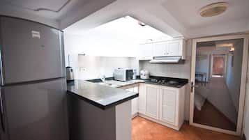 Fridge, microwave, stovetop, cookware/dishes/utensils