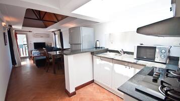 Fridge, microwave, stovetop, cookware/dishes/utensils