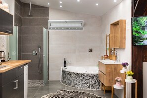 Haartrockner, Handtücher, Seife, Shampoo