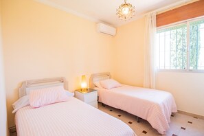 4 habitaciones, tabla de planchar con plancha y wifi gratis 