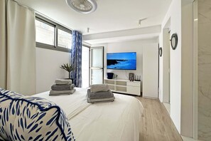 4 bedrooms, in-room safe, WiFi (free), bed sheets