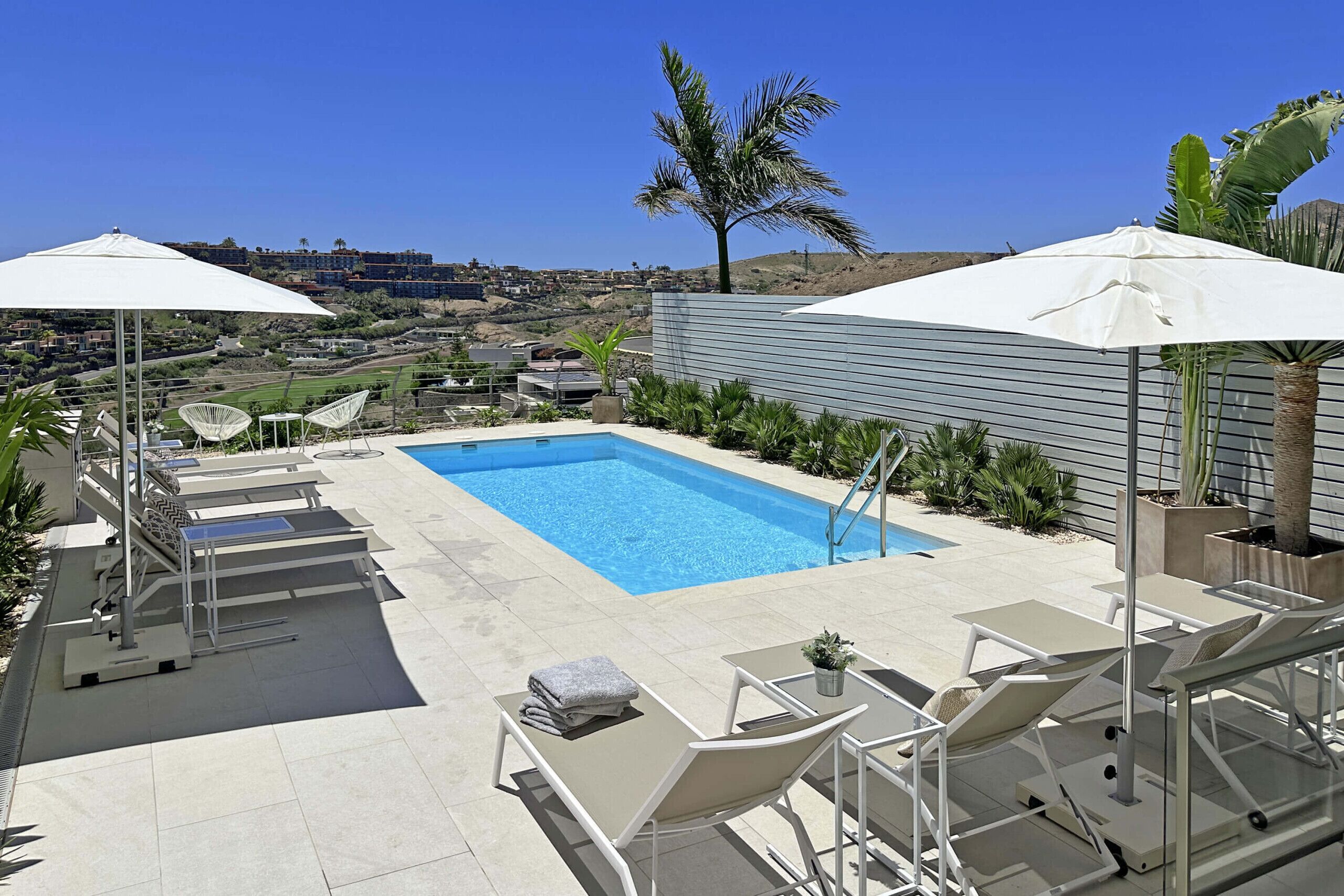 Piscine chauffée, chaises longues