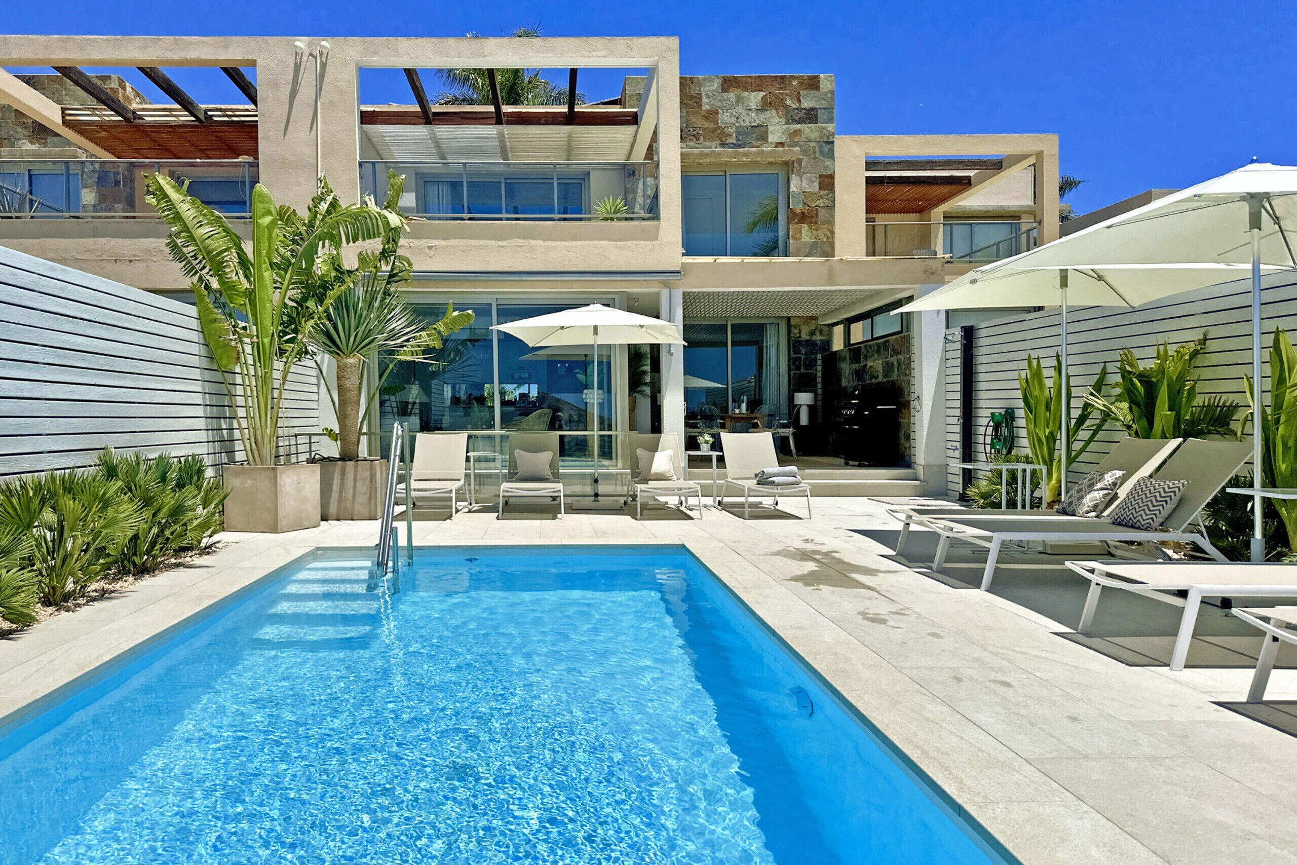 Piscine chauffée, chaises longues