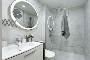 Badewanne, Haartrockner, Handtücher