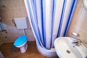 Dusche, Haartrockner, Bidet, Handtücher