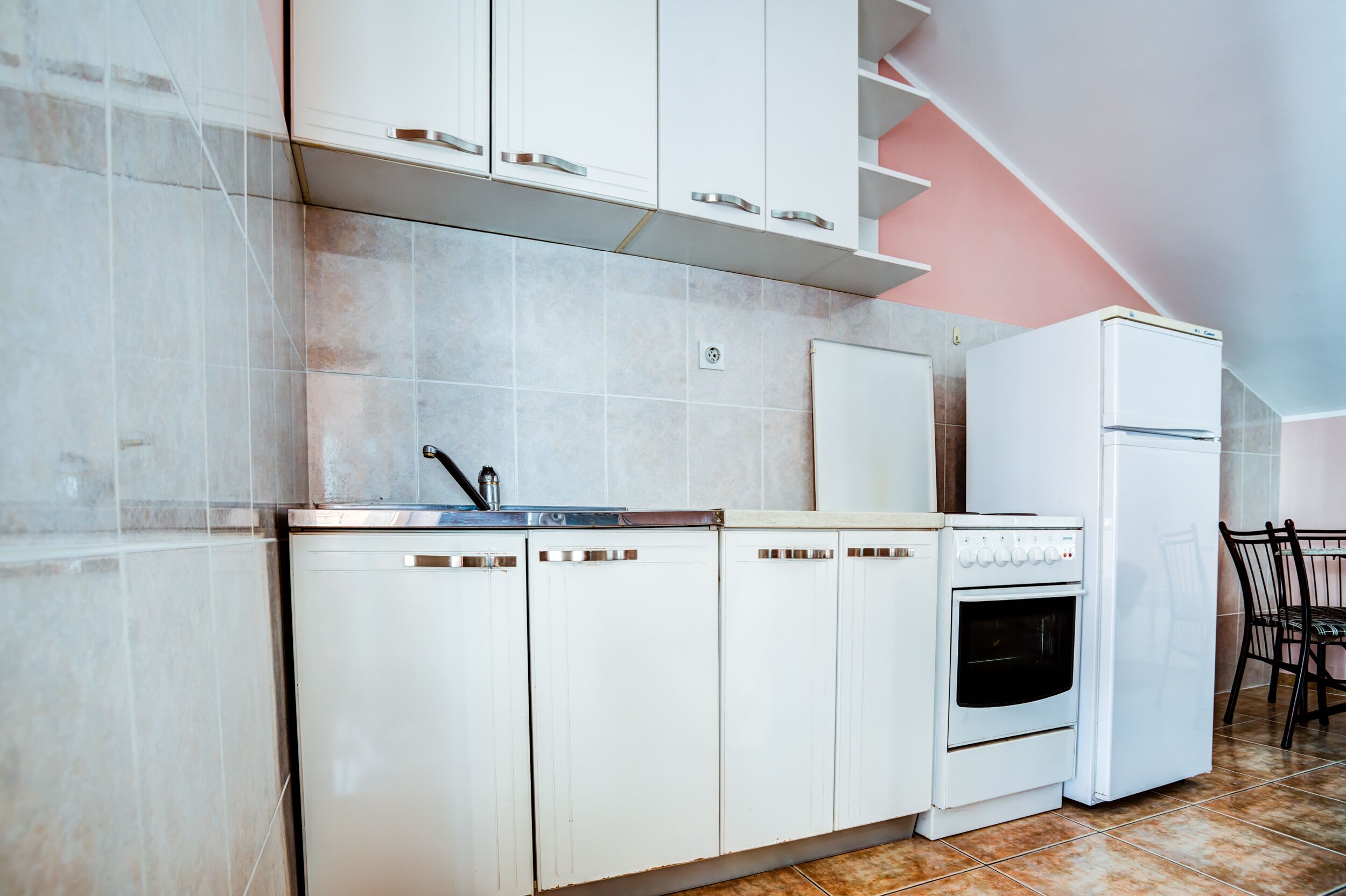 Kühlschrank, Ofen, Herdplatte, Kochgeschirr/Geschirr/Besteck