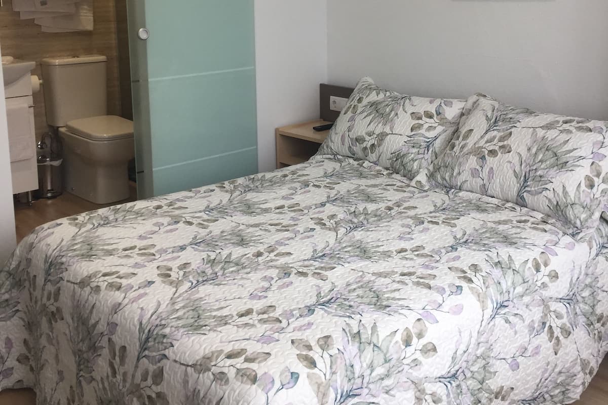 Soundproofing, free WiFi, bed sheets