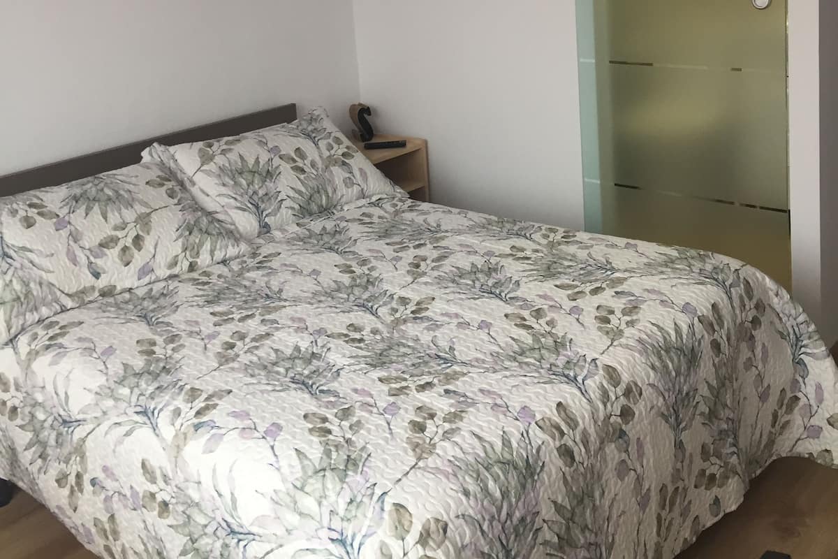 Soundproofing, free WiFi, bed sheets