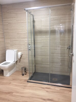 Dusj, toalettartikler (inkludert), hårføner og håndklær