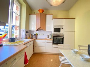 KylskÄp, mikrovÄgsugn, ugn och spishÀll