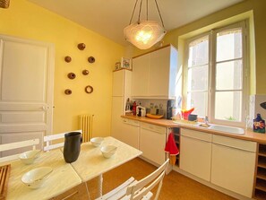 Réfrigérateur, four à micro-ondes, un four, surface de cuisson