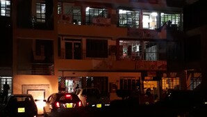 Un edificio de varios pisos con varias ventanas y balcones.