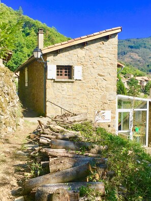 المنطقة المحيطة بالمنشأة