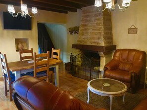 Televisión y chimenea 