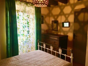 2 bedrooms, iron/ironing board, free WiFi