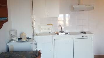 Fridge, stovetop, coffee/tea maker, cookware/dishes/utensils