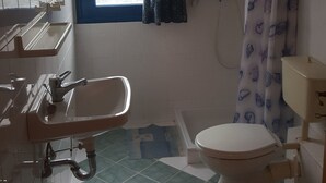 A bathroom with a toilet, sink, and shower. - Apartment with a view (Palaia Epidavros)