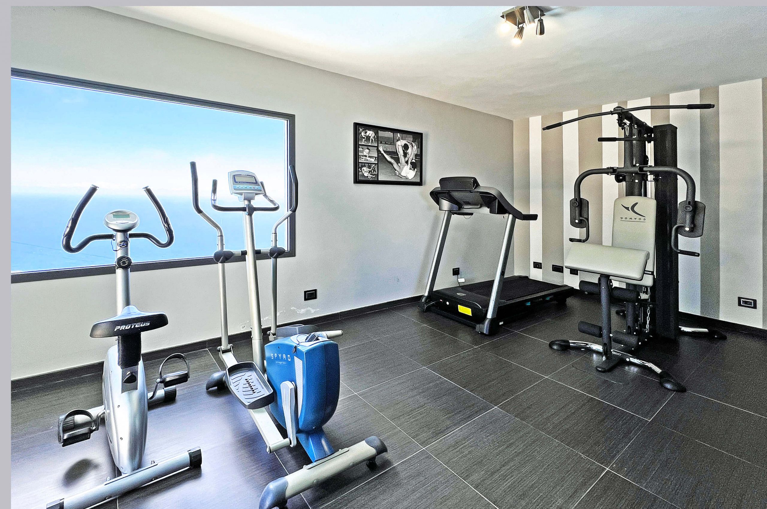 Een moderne sportschool met cardioapparaten, loopbanden en gewichten.