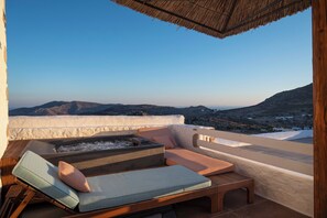 Outdoor spa tub - Sunset and sea view villa in Chora (Patmos)
