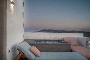 Outdoor spa tub - Sunset and sea view villa in Chora (Patmos)