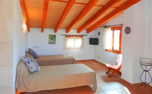4 bedrooms, iron/ironing board, free WiFi, bed sheets