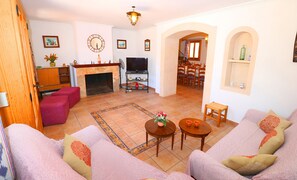 Televisie, een open haard en een dvd-speler