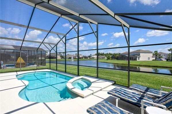 Lämmitetty uima-allas